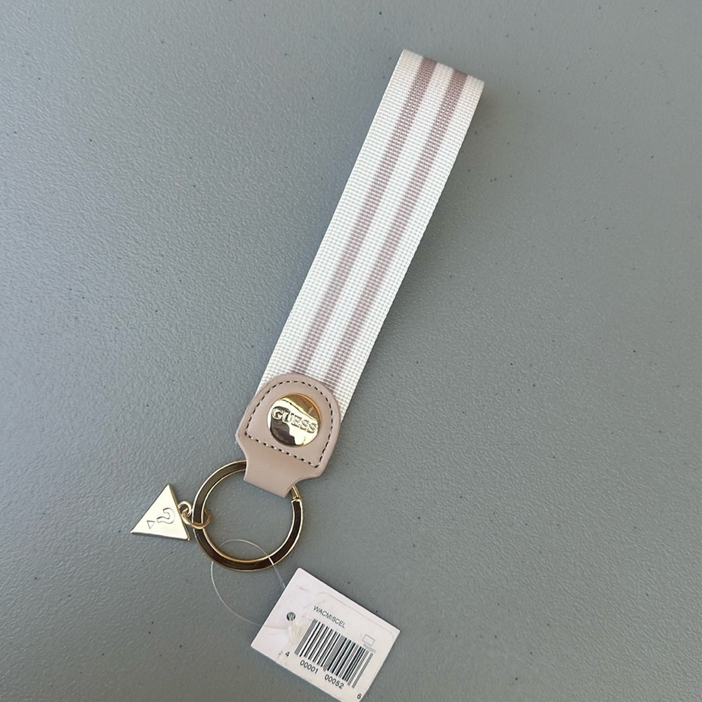 New GUESS WOMENS KEYCHAIN